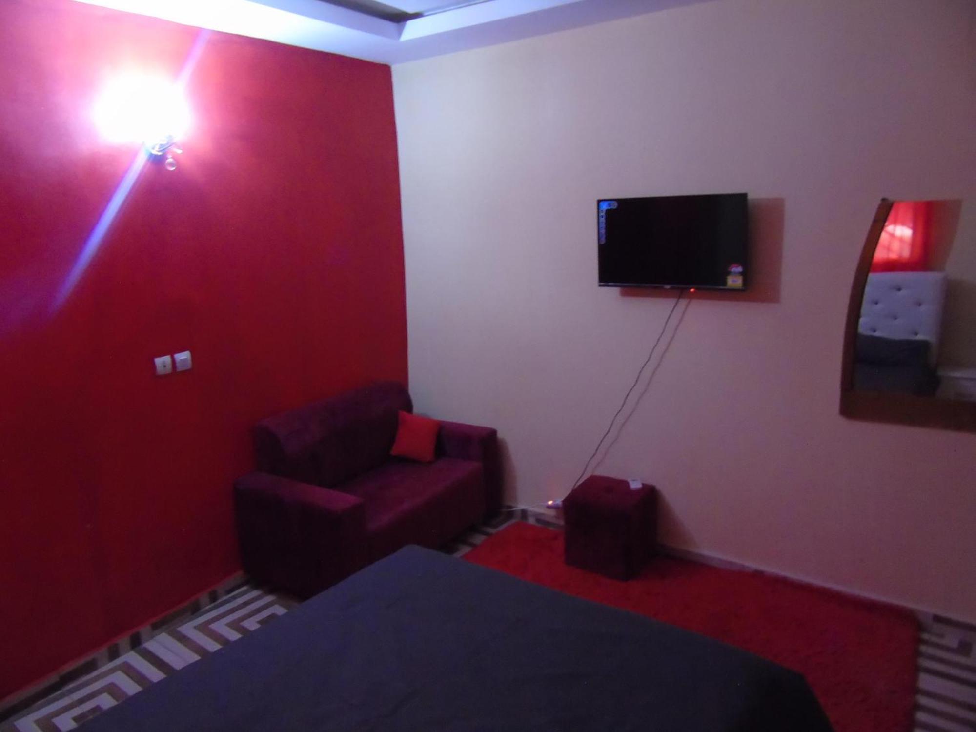 Cocody Here Is Our Lovely 1-Bed Apartment In Abidjan מראה חיצוני תמונה